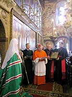 Представители Ватикана передали список Казанской Иконы Божией Матери